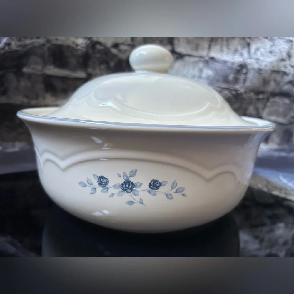 Pfaltzgraff Poetry Blue Roses Covered 2 Qt. Casserole Dish - Picture 1 of 7